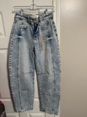 High-Waist Light Wash Women’s Jeans